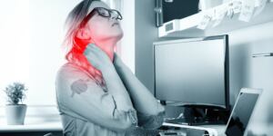 La salud de la columna cervical es fundamental para el desarrollo de cualquier actividad productiva. Sin embargo, en la práctica cotidiana de miles de trabajadores en zonas industriales y comerciales como Florencio Varela y Berazategui, la cervicalgia se ha convertido en una compañera constante y peligrosa. Lo que muchos consideran una simple contractura por cansancio, suele esconder una lesión laboral que amerita una compensación económica justa. En Valdez y Asociados, entendemos que tu integridad física es tu principal herramienta de trabajo. El problema del dolor cervical en el entorno de trabajo La cervicalgia es el dolor localizado en la región posterior del cuello que puede irradiarse hacia la cabeza o los brazos. En el ámbito laboral, esta condición surge principalmente por dos vías. La primera es el accidente súbito, como una caída de altura, un resbalón en el depósito o el clásico latigazo cervical derivado de un accidente de tránsito in itinere. La segunda vía es la enfermedad profesional, generada por posiciones forzadas mantenidas durante años o movimientos repetitivos que desgastan los discos intervertebrales. El verdadero conflicto comienza cuando el trabajador intenta que la Aseguradora de Riesgos del Trabajo reconozca la magnitud del daño. Es habitual que las aseguradoras brinden un tratamiento superficial y otorguen el alta médica sin reconocer incapacidad remanente, dejando al empleado con un dolor crónico y sin el respaldo económico que la ley prevé para estos casos. Agitación: Las consecuencias de no reclamar a tiempo Ignorar una cervicalgia no solo afecta tu rendimiento, sino que pone en riesgo tu estabilidad financiera futura. Con el paso del tiempo, las lesiones discales o la pérdida de movilidad pueden agravarse, dificultando la obtención de un nuevo empleo o el ascenso en el actual. El sistema legal argentino, a través del Decreto 659/96 y sus actualizaciones al año 2026, establece parámetros muy técnicos para evaluar estas lesiones. Si no contás con un perito médico propio y un abogado especialista que impugne los dictámenes médicos de la ART, es muy probable que tu porcentaje de incapacidad sea determinado en cero. Esto significa que la aseguradora se ahorra una indemnización que legalmente te pertenece, mientras vos cargás con las secuelas de por vida. La solución: Cómo determinar tu incapacidad y cobrar lo justo La clave para un reclamo exitoso reside en la correcta aplicación del Baremo. Este instrumento técnico mide la limitación funcional del cuello. Por ejemplo, si la rotación de tu cabeza se encuentra limitada a 10 grados o menos, la ley establece un piso del 10 por ciento de incapacidad. En casos de anquilosis o rigidez total en posiciones desfavorables, este porcentaje puede elevarse significativamente hasta un 40 por ciento. En Valdez y Asociados, implementamos una estrategia integral para cada trabajador de la zona sur. Nuestro equipo no solo analiza los hechos, sino que aplica la fórmula indemnizatoria actualizada: 53 veces el valor mensual del ingreso base, multiplicado por el coeficiente de edad y el porcentaje de incapacidad, ajustado por el índice RIPTE e intereses moratorios. Esto te va a interesar si has notado que, tras un accidente laboral, tu movilidad no ha vuelto a ser la misma o si sentís hormigueos frecuentes en las manos, síntoma claro de una afectación nerviosa originada en las cervicales. ¿Sabías que la mayoría de los trabajadores que aceptan el dictamen inicial de la Comisión Médica sin asesoramiento legal terminan cobrando hasta un 60 por ciento menos de lo que realmente les corresponde? El acompañamiento de un abogado experto y un médico legista es la única garantía de que los grados de incapacidad se midan con rigor científico y no bajo los intereses económicos de la ART. Valdez y Asociados: Tu respaldo en Varela y Berazategui Nuestro estudio jurídico se especializa en derecho laboral con un enfoque humano y motivador. Creemos que el trabajador es el motor de la sociedad y que su salud debe ser protegida con firmeza. Nos encargamos de todo el proceso: desde la denuncia del accidente y la asistencia a las juntas médicas, hasta la instancia judicial si fuera necesaria para obtener una reparación integral. Si sufrís cervicalgia, no permitas que el sistema te invisibilice. El Baremo 2026 ofrece herramientas técnicas precisas para que tu dolor sea reconocido y compensado. La justicia laboral existe para equilibrar la balanza entre el trabajador y las grandes aseguradoras. ¿Estás listo para defender tu bienestar? En Valdez y Asociados te ofrecemos una consulta inicial detallada para evaluar tu caso sin compromisos. No dejes que el tiempo prescriba tus derechos. Contactanos hoy mismo y empezá a construir el camino hacia tu recuperación y seguridad económica. Tu salud es tu derecho, y nuestra misión es hacer que se respete.