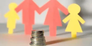 La estabilidad económica es uno de los pilares fundamentales en la crianza de los hijos tras una separación o divorcio.  ¿Qué es el Pacto de Cuota Alimentaria? El pacto de cuota alimentaria es un acuerdo, preferentemente homologado judicialmente, donde se establece la contribución económica que el progenitor no conviviente debe aportar para cubrir las necesidades integrales de los hijos. Este concepto abarca mucho más que la comida; incluye educación, esparcimiento, vestimenta, vivienda y asistencia médica. Establecer este pacto de manera clara y profesional permite evitar conflictos recurrentes y proporciona una estructura previsible para la economía familiar de la madre trabajadora, quien suele llevar la carga principal del cuidado diario. La Importancia de la Homologación Judicial Muchos acuerdos se realizan de palabra, pero la realidad jurídica demuestra que la falta de un documento legal con fuerza ejecutiva deja a los menores en una situación de vulnerabilidad. Al formalizar el trámite ante el juzgado de familia competente, el acuerdo adquiere validez legal, permitiendo mecanismos de reclamo efectivos en caso de incumplimiento. Para las trabajadoras que desempeñan sus tareas en zonas comerciales o industriales de la zona sur, contar con este respaldo legal significa eliminar un factor de estrés constante, permitiéndoles enfocarse en su desarrollo profesional y personal. ¿Cómo se calcula la cuota alimentaria? No existe un porcentaje fijo por ley, ya que el cálculo depende de dos variables principales: Las necesidades del alimentado: Se evalúan los gastos reales de los hijos según su edad y actividades. La capacidad económica del alimentante: Se consideran los ingresos del progenitor que debe abonar la cuota. Es fundamental realizar un análisis detallado para que la cuota sea justa y suficiente. En este punto, la asesoría de un estudio jurídico especializado en derecho de familia es vital para presentar las pruebas necesarias y defender el interés superior del niño. El Rol de la Madre Trabajadora y el Derecho de Familia La mujer actual cumple roles múltiples. En localidades como Berazategui y Florencio Varela, el crecimiento del empleo femenino ha transformado la dinámica familiar. Sin embargo, esto no debe traducirse en una liberación de responsabilidades para la otra parte. El derecho de familia busca equilibrar las cargas para que la crianza sea equitativa. El proceso de fijar una cuota alimentaria es un paso hacia la autonomía y la protección del núcleo familiar. Al asegurar estos recursos, se garantiza que los hijos mantengan sus actividades extraescolares, su cobertura de salud y su acceso a una educación de calidad, pilares que definirán su futuro adulto. El bienestar de tus hijos es la prioridad absoluta. Lograr un pacto de cuota alimentaria sólido es el camino más directo hacia la paz familiar. Si te encontrás en una situación de incertidumbre, recordá que la ley está diseñada para proteger el futuro de los más pequeños y brindar herramientas de apoyo a quienes trabajan incansablemente por ellos.